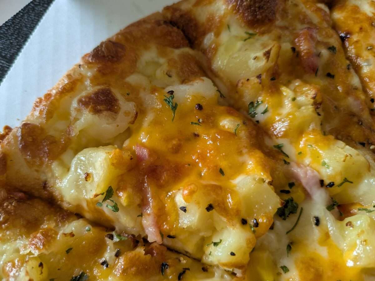 ピザーラ「芳醇チェダーチーズ＆ベーコンポテト」のチェダーチーズ
