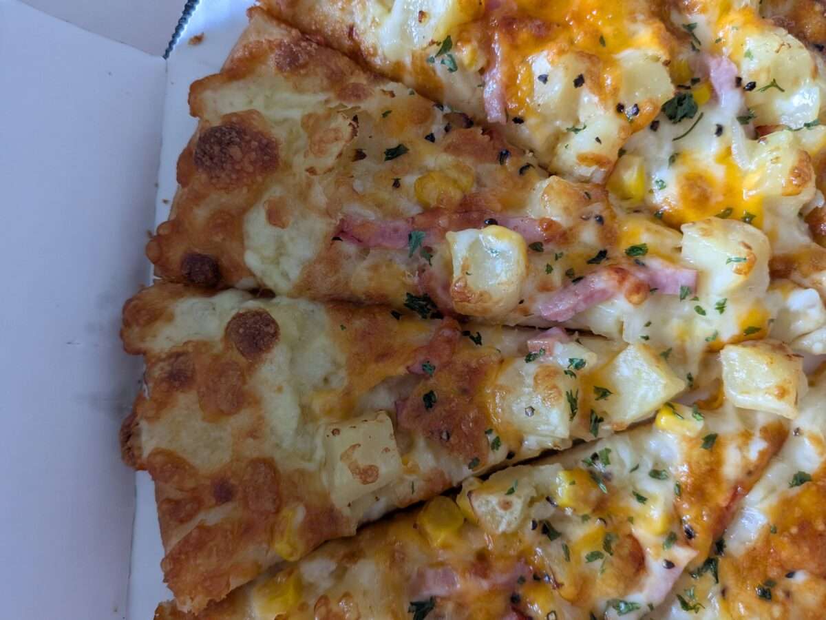 ピザーラ「芳醇チェダーチーズ＆ベーコンポテト」左半分