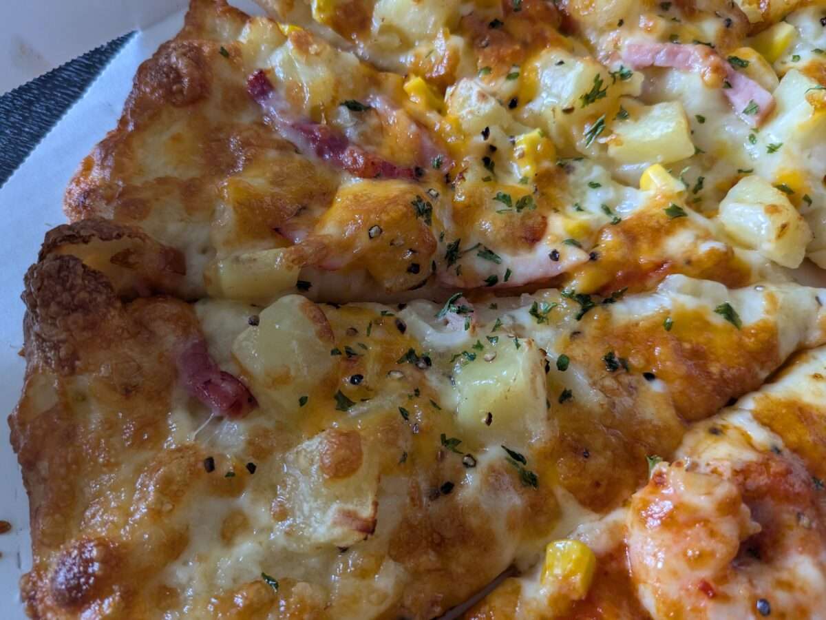 ピザーラ「芳醇チェダーチーズ＆ベーコンポテト」斜めから