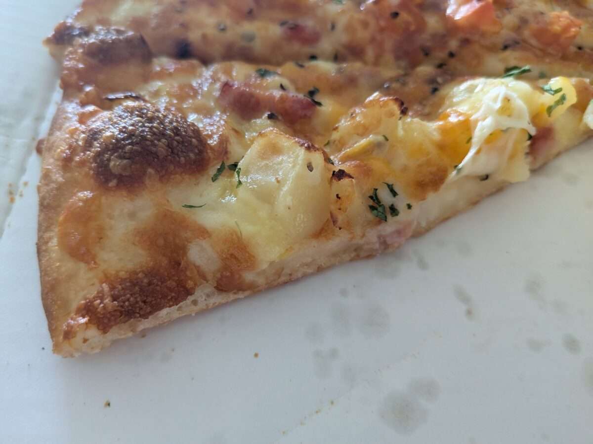 ピザーラ「芳醇チェダーチーズ＆ベーコンポテト」の断面