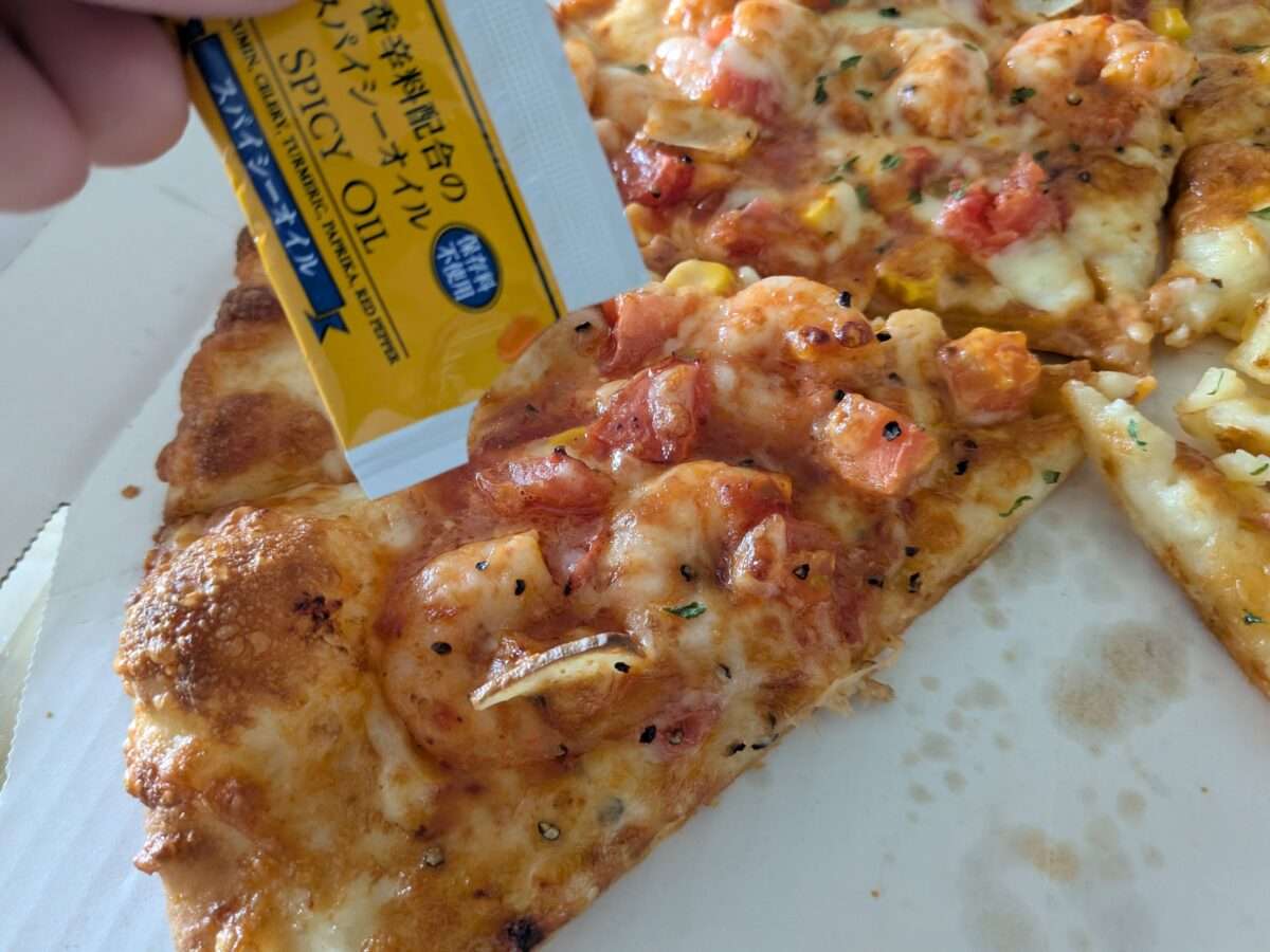 ピザーラレッドホットシュリンプにスパイシーオイル