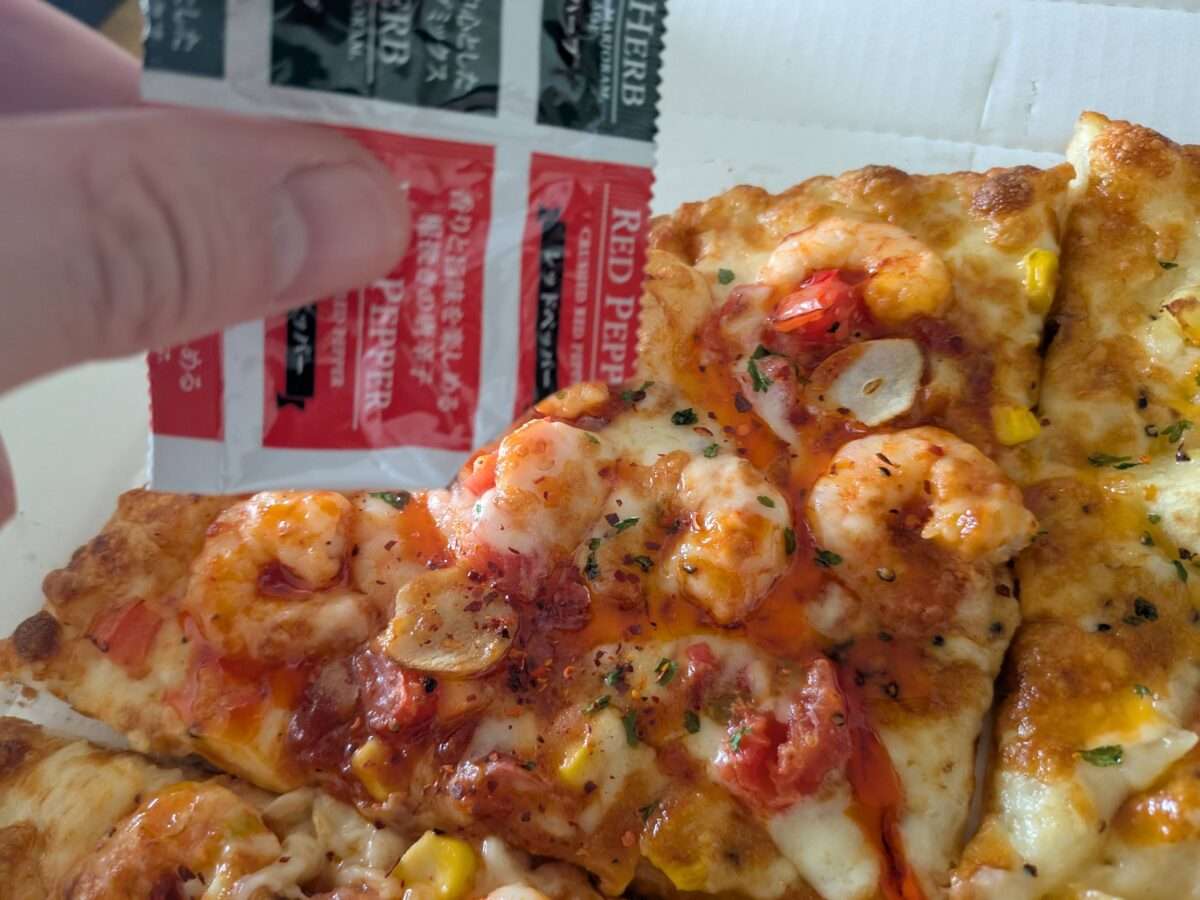 ピザーラレッドホットシュリンプにスパイシーハーブ