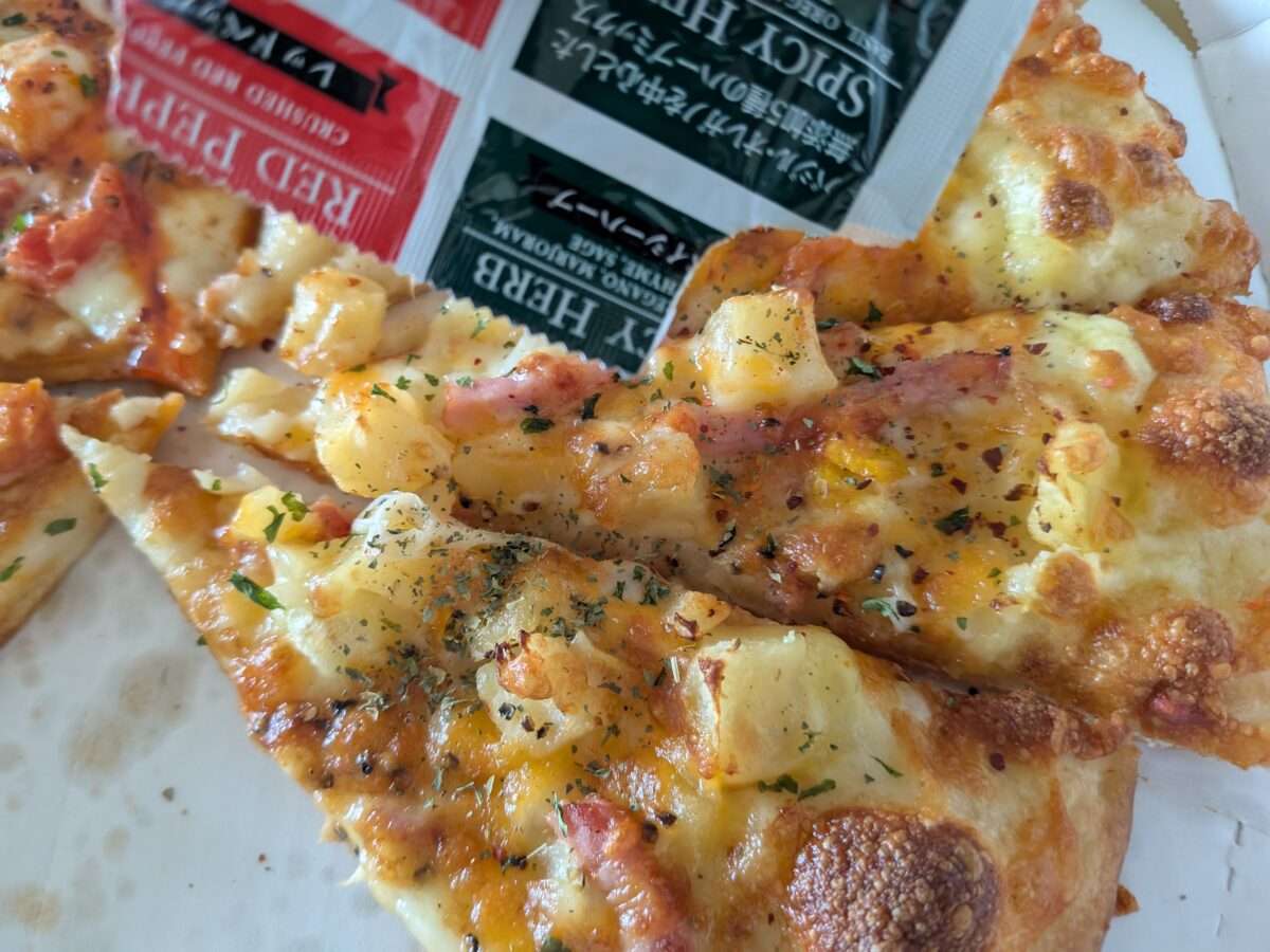 ピザーラ「芳醇チェダーチーズ＆ベーコンポテト」にスパイシーハーブ