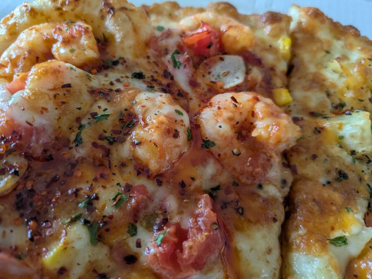 スパイシーハーブのかかったピザーラレッドホットシュリンプ