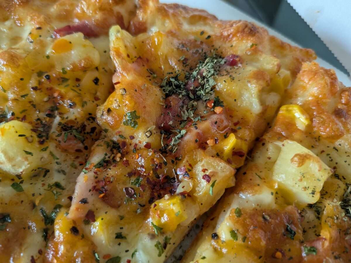 スパイシーハーブのかかった「芳醇チェダーチーズ＆ベーコンポテト」