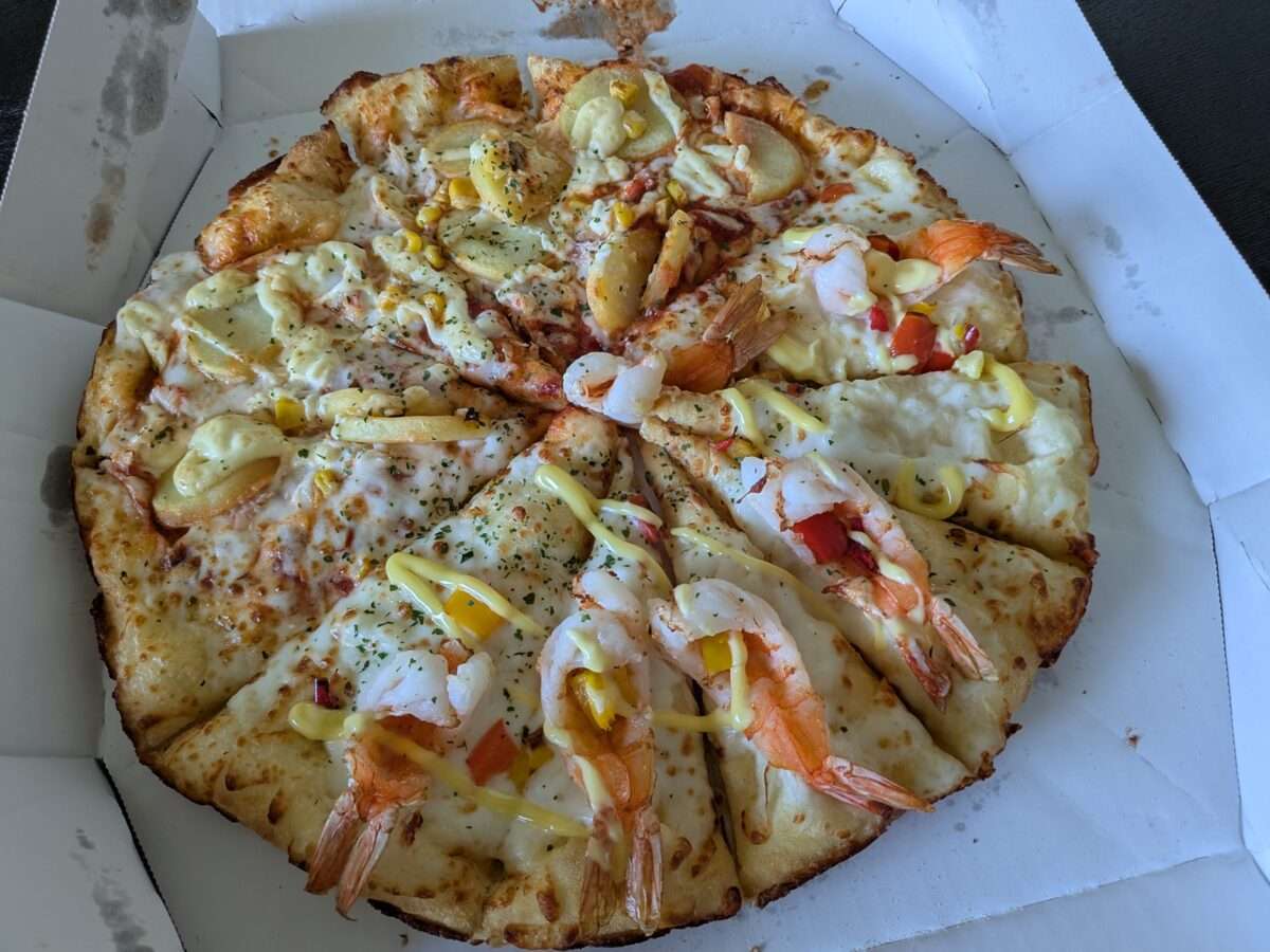 ドミノピザ「ダンシングレモンマヨシュリンプ」と「本ズワイガニのポテマヨ」のハーフ＆ハーフ