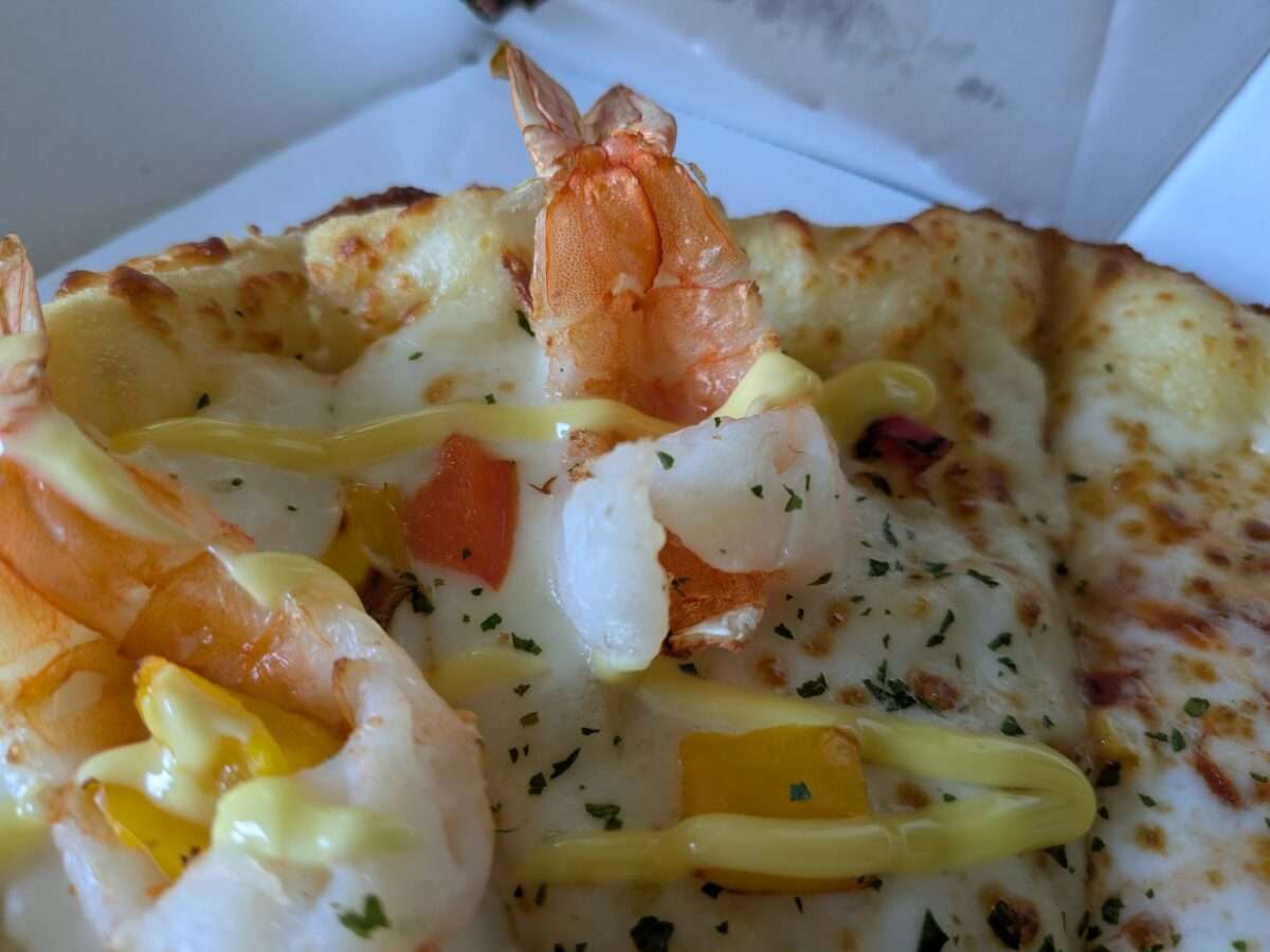 ドミノピザ「ダンシングレモンマヨシュリンプ」に乗った海老