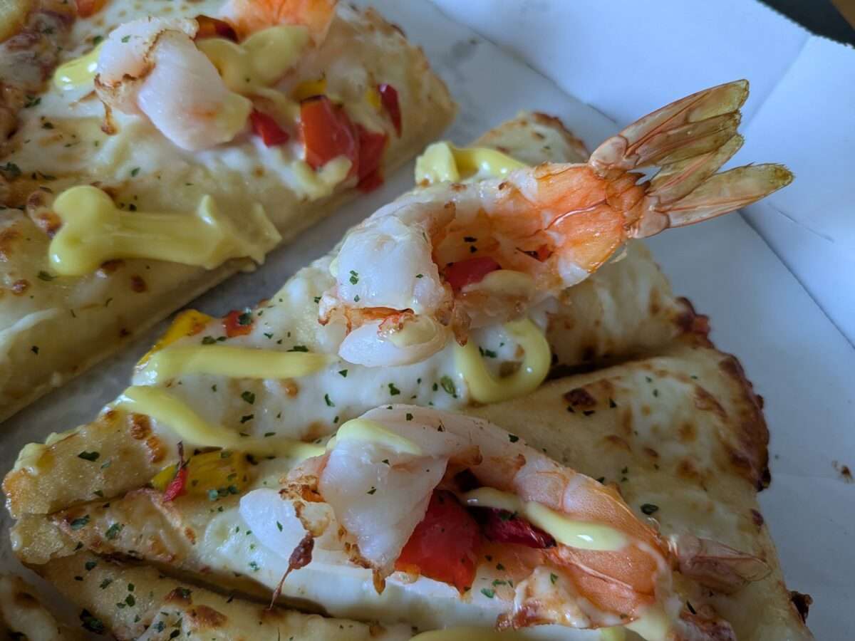 ドミノピザ「ダンシングレモンマヨシュリンプ」の海老たち