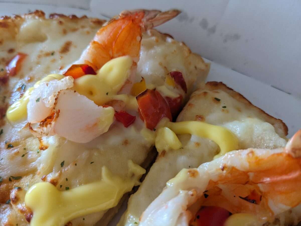 ドミノピザ「ダンシングレモンマヨシュリンプ」の海老とパプリカ