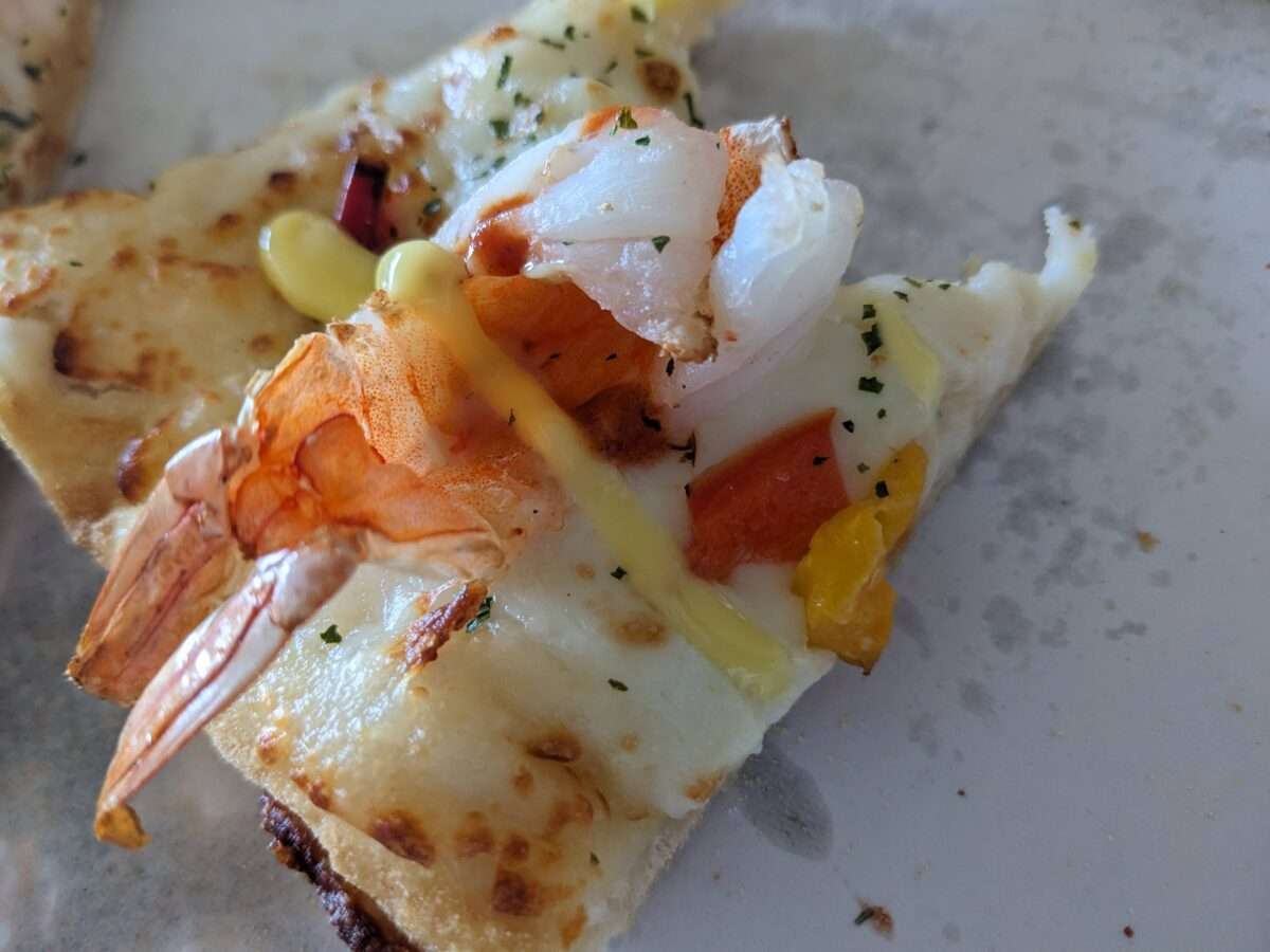 ドミノピザ「ダンシングレモンマヨシュリンプ」の食べかけ