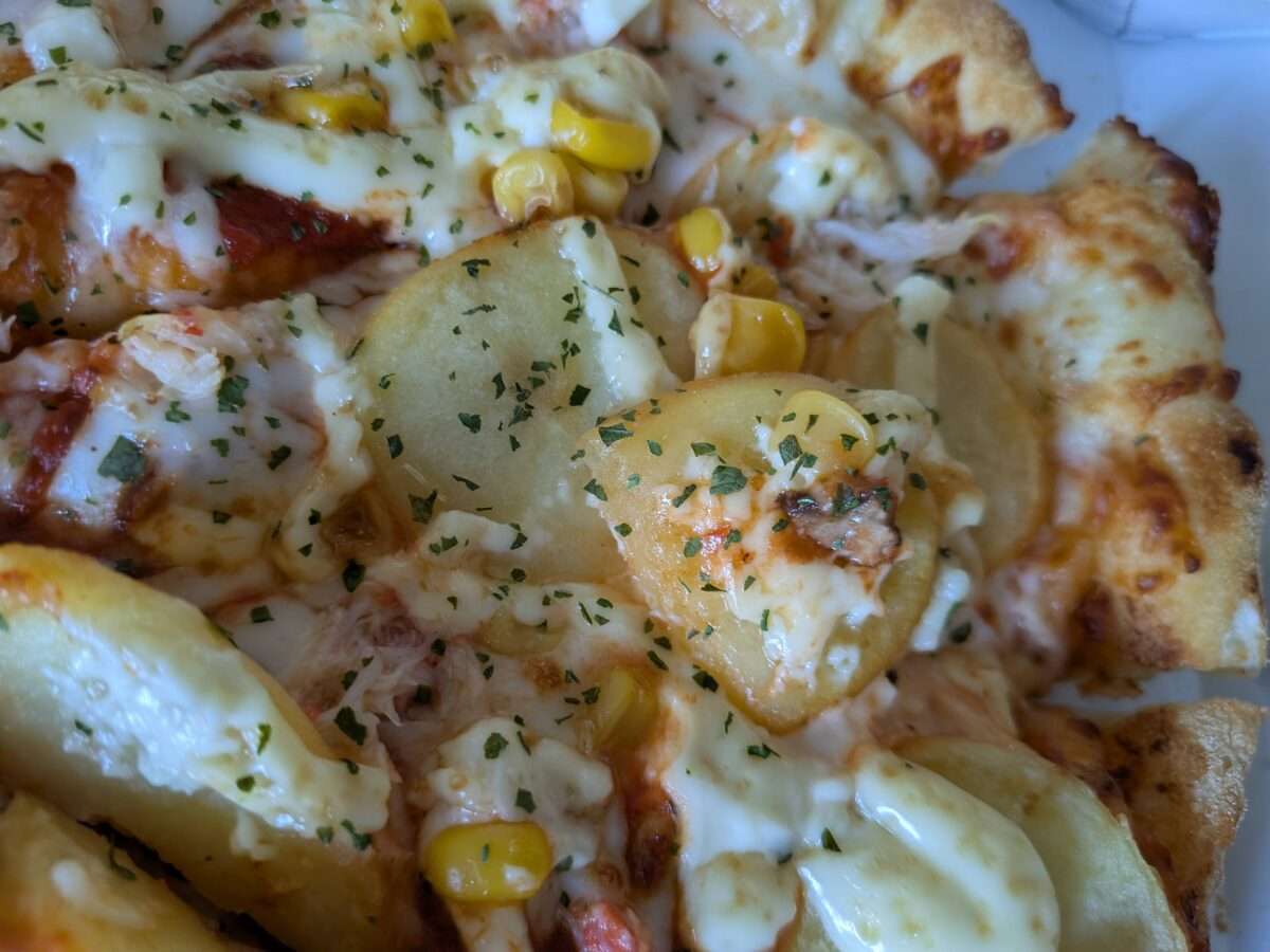 ドミノピザ「本ズワイガニのポテトマヨ」のジャガイモとコーン