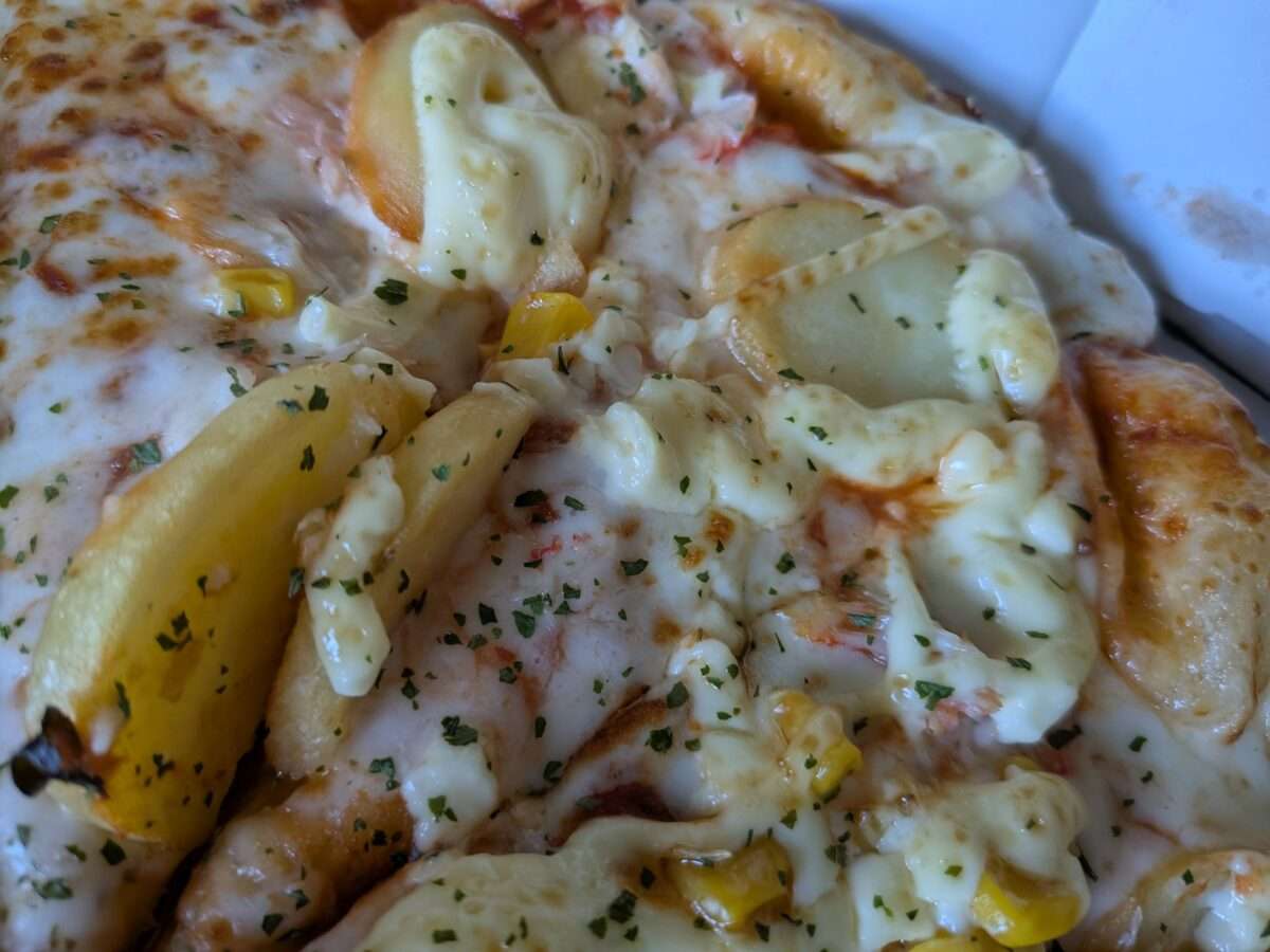 ドミノピザ「本ズワイガニのポテトマヨ」のカット