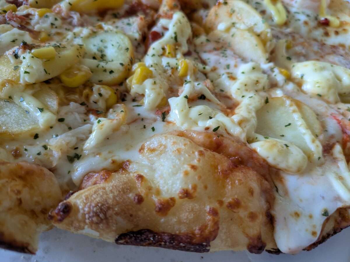 ドミノピザ「本ズワイガニのポテトマヨ」のミミ部分