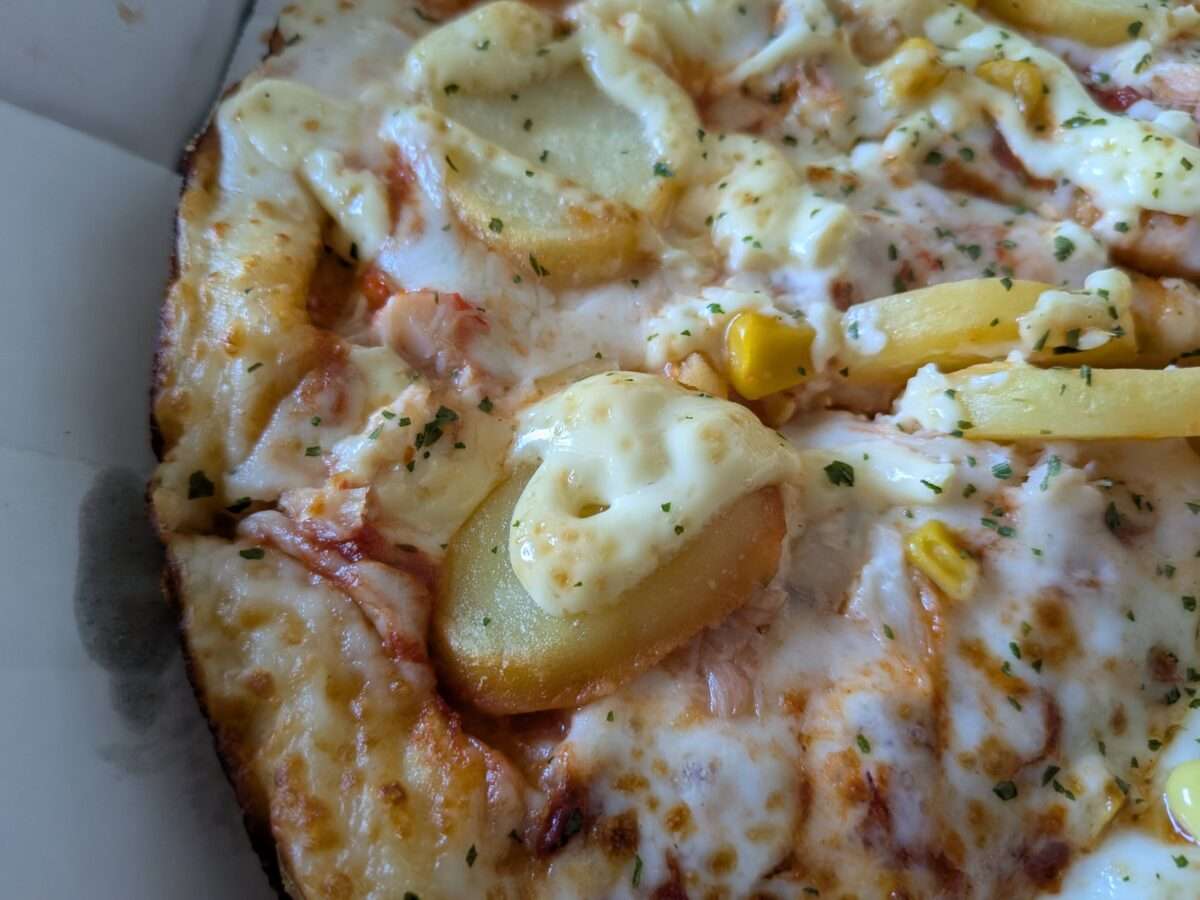 ドミノピザ「本ズワイガニのポテトマヨ」斜めから