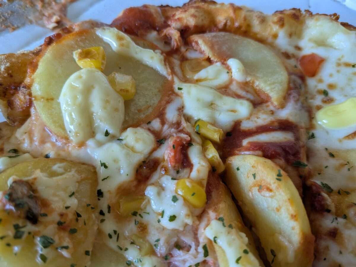 ドミノピザ「本ズワイガニのポテトマヨ」の具材