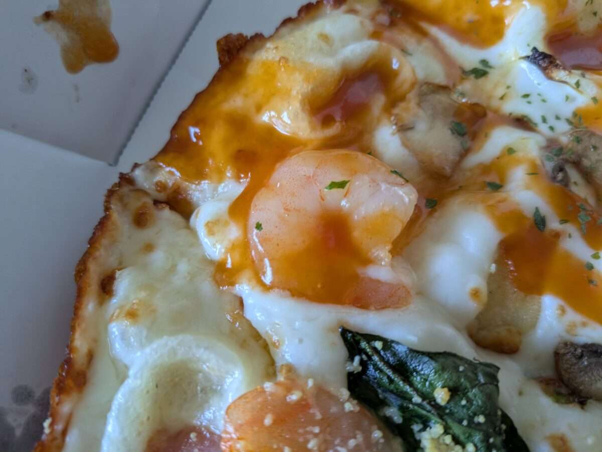 ドミノピザ「ぷりっと海老のハーフ&ハーフ」海老とビスクソース