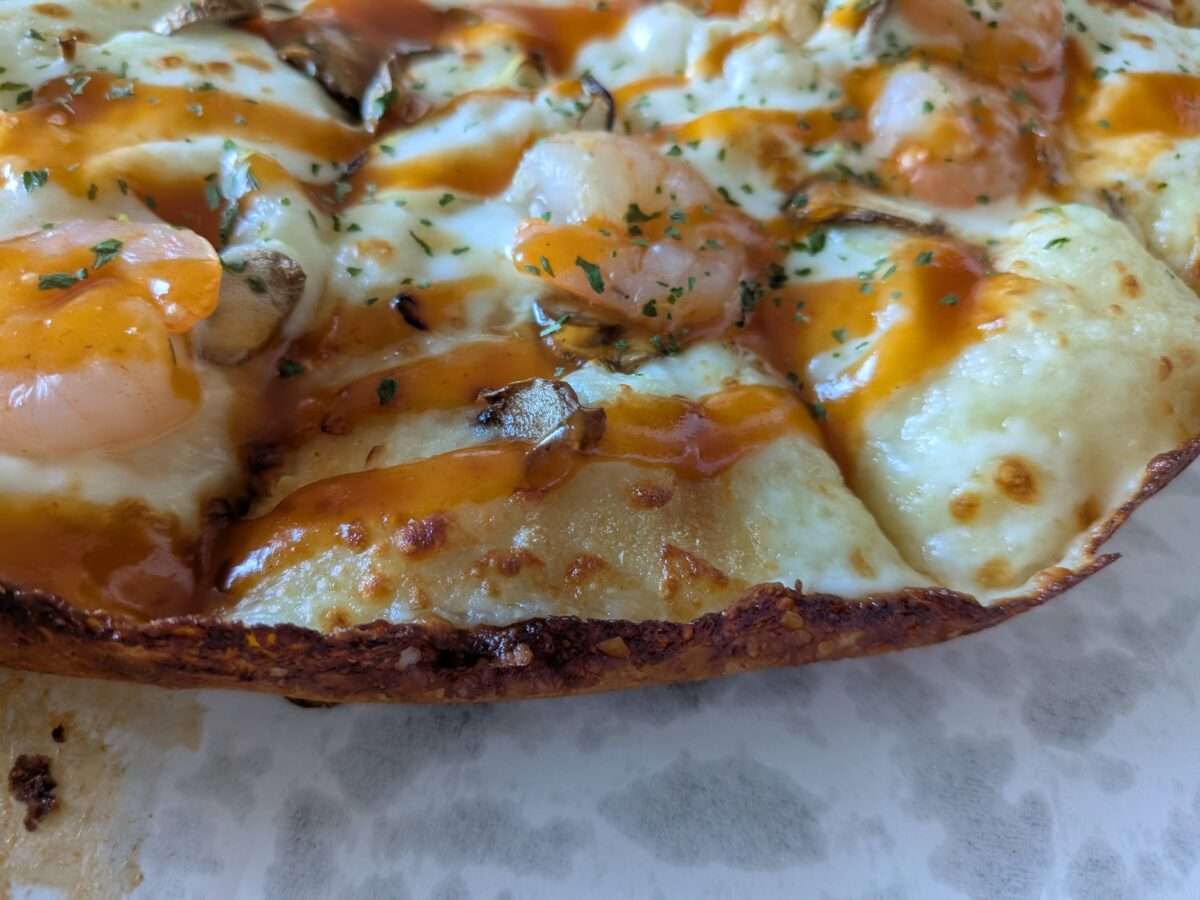 ドミノピザ「ぷりっと海老のハーフ＆ハーフ」のパンピザ生地