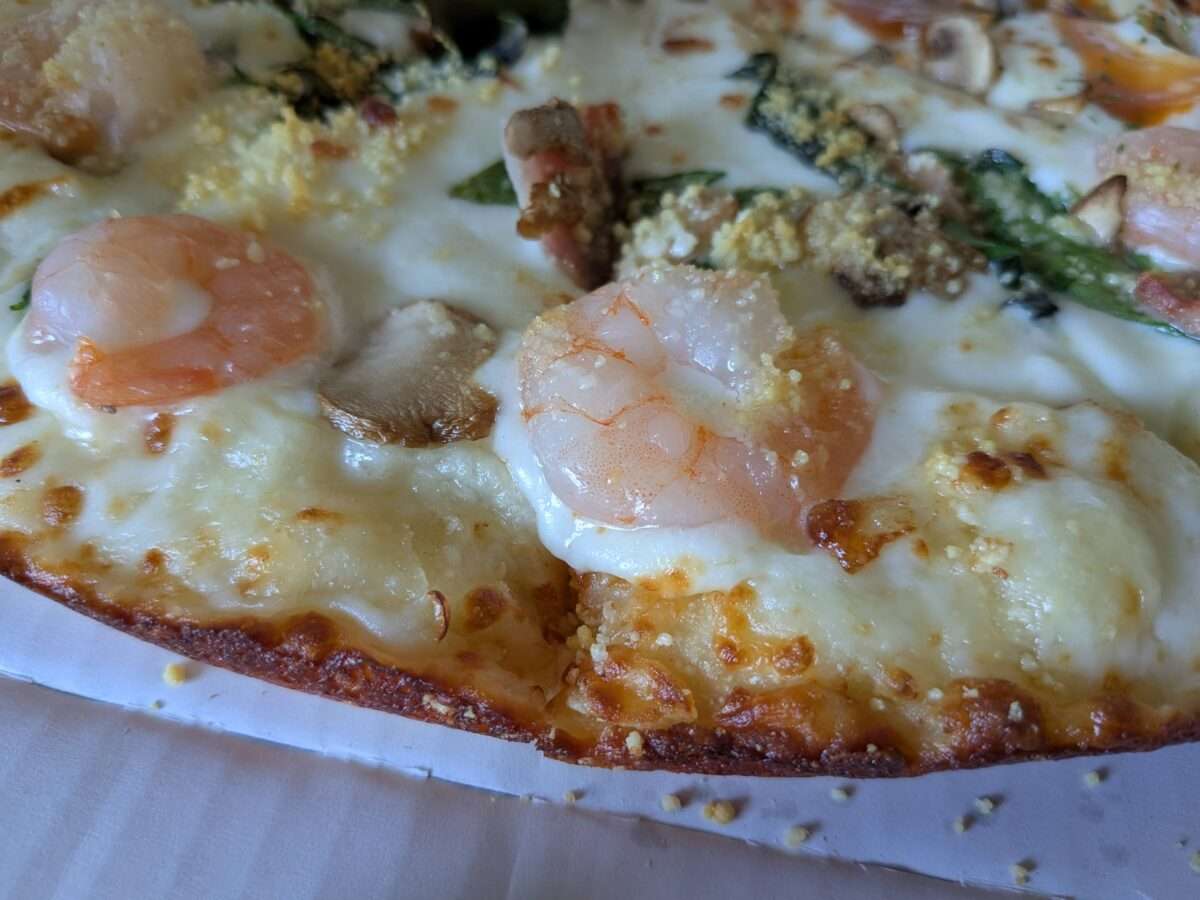 ドミノピザ「ぷりっと海老のハーフ＆ハーフ」のパンピザ生地