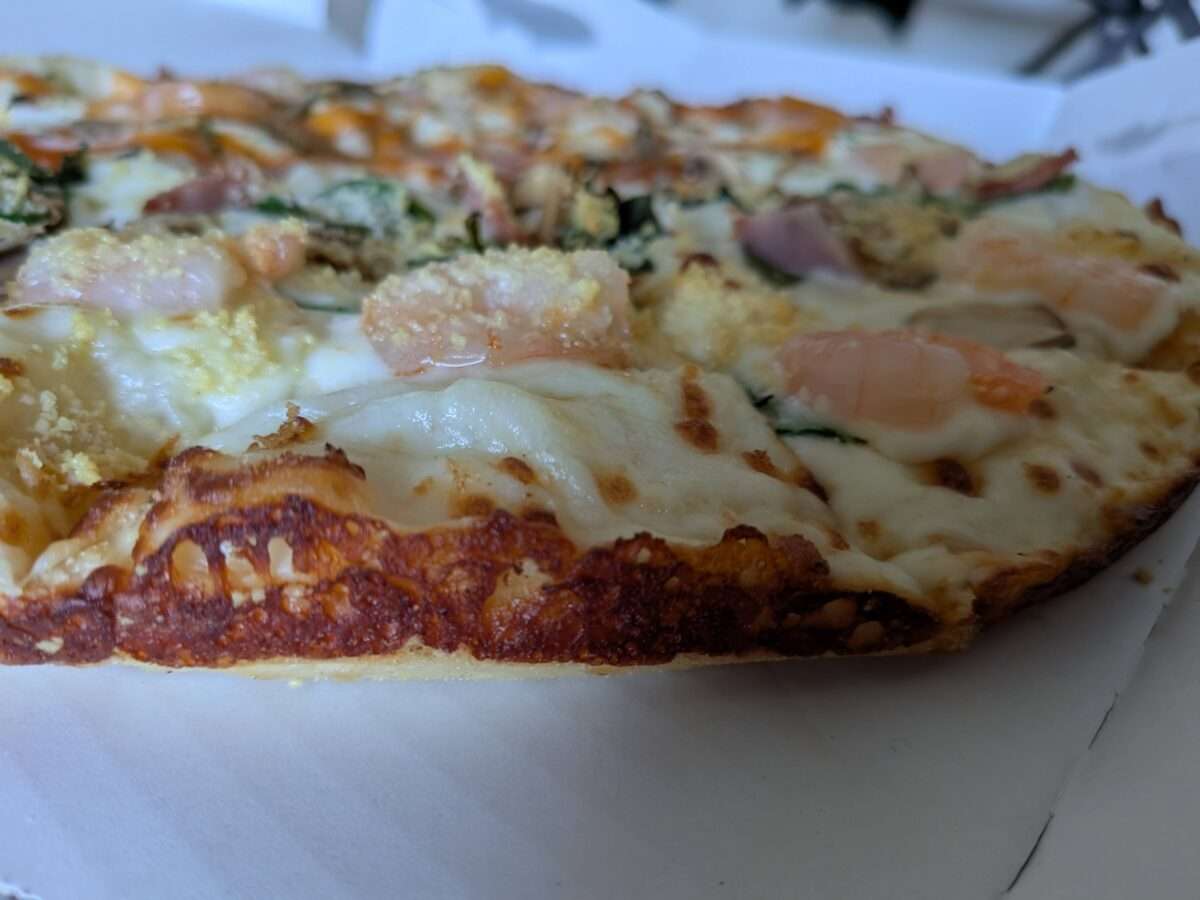 ドミノピザ「ぷりっと海老のハーフ&ハーフ」パンピザ生地のミミ