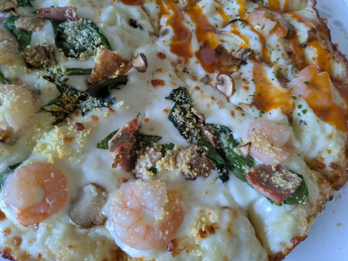 ドミノピザ「ぷりっと海老のハーフ＆ハーフ」のグラタン