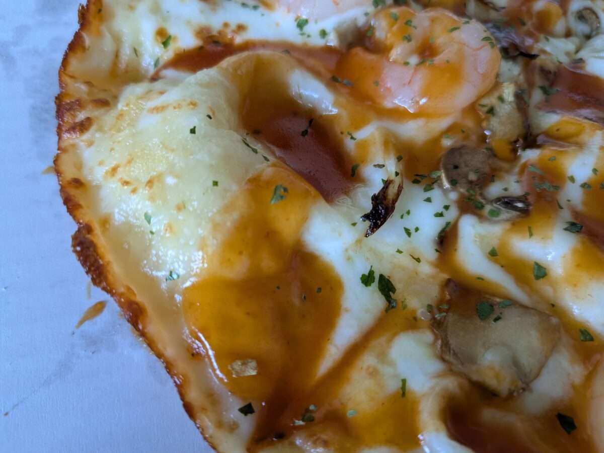 ドミノピザ「ぷりっと海老のハーフ&ハーフ」のミミ部分