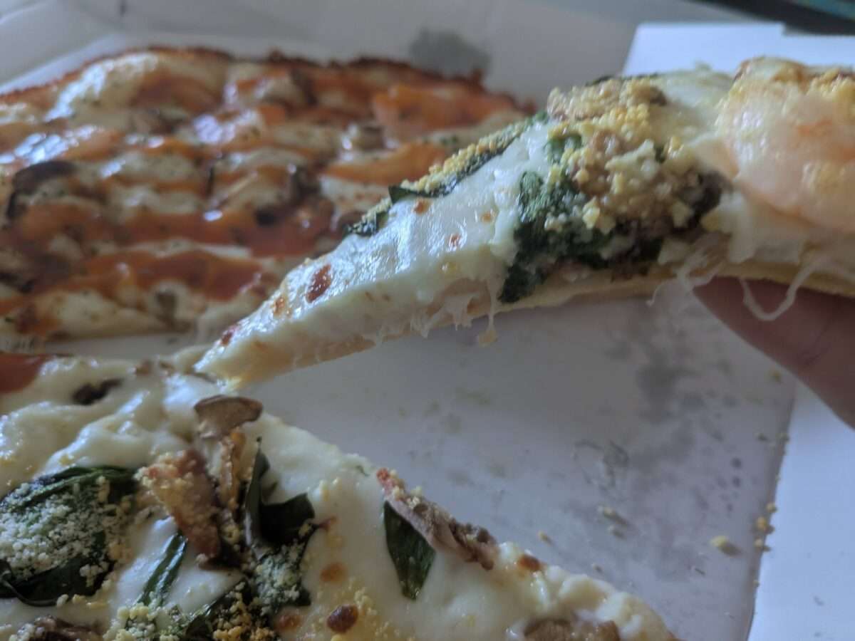 ドミノピザ「ぷりっと海老のハーフ＆ハーフ」のスライス持ち上げ