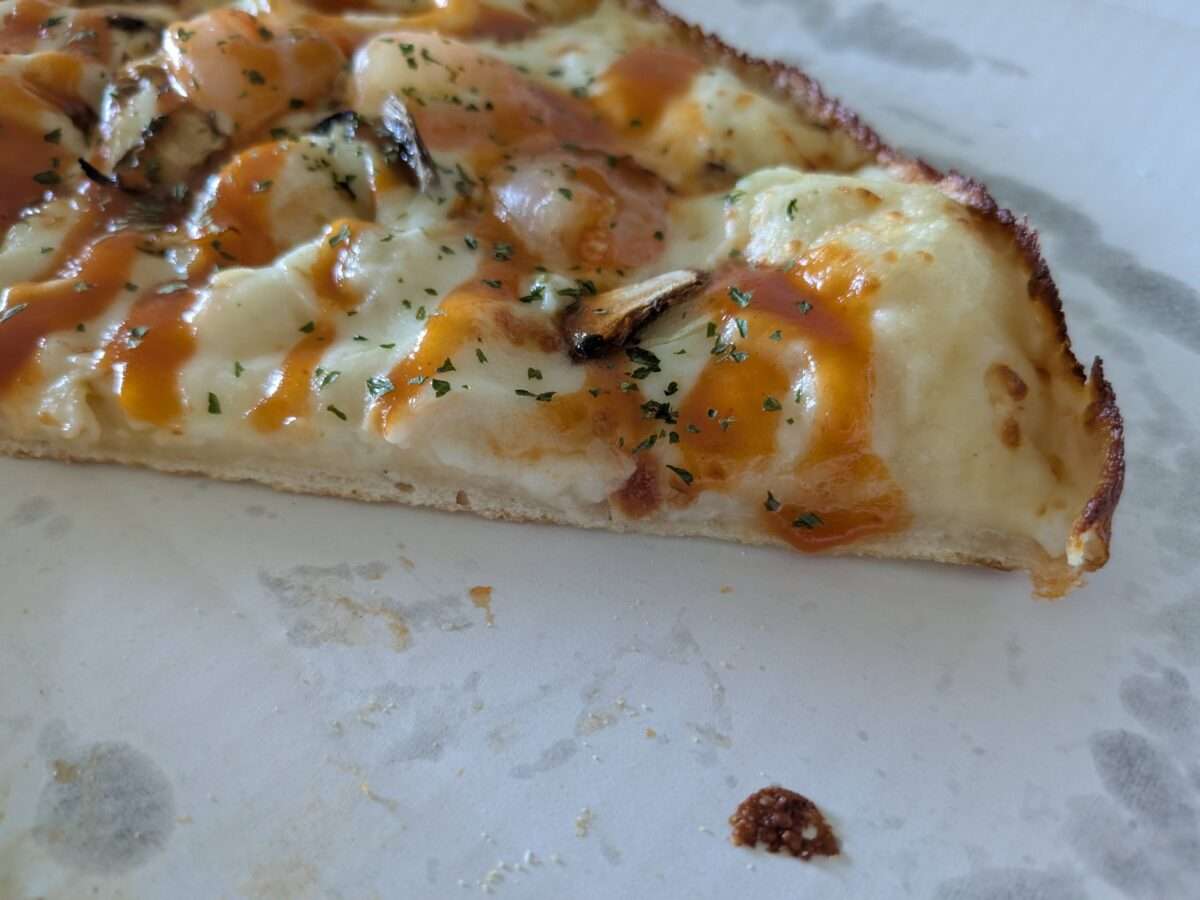 ドミノピザ「ぷりっと海老のハーフ&ハーフ」横から