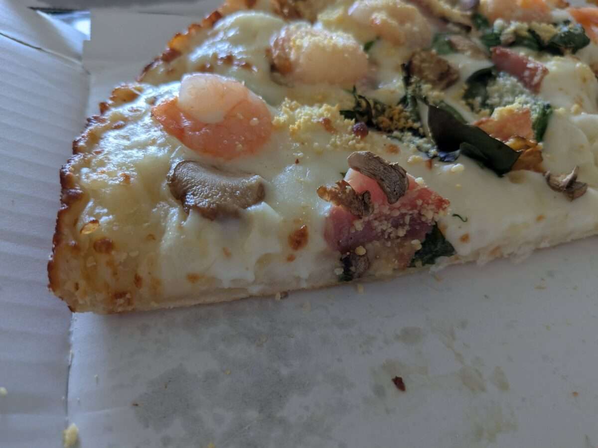 ドミノピザ「ぷりっと海老のハーフ＆ハーフ」の断面