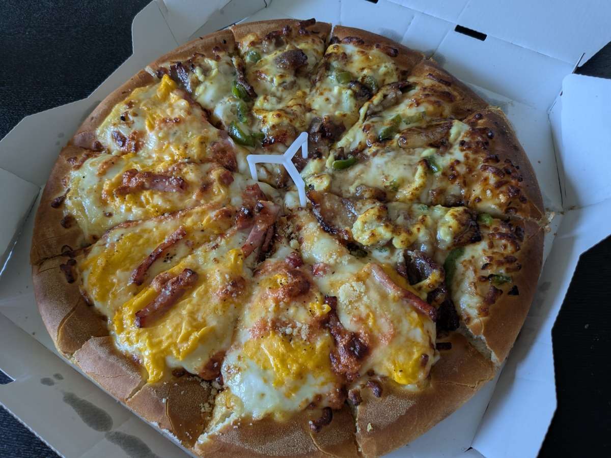 ピザハット「炭火焼黒豚醤油マヨ」の海苔をかける前