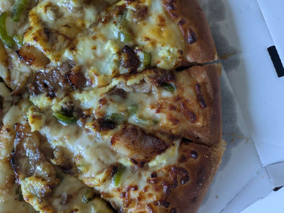 ピザハット「炭火焼黒豚醤油マヨ」の具材