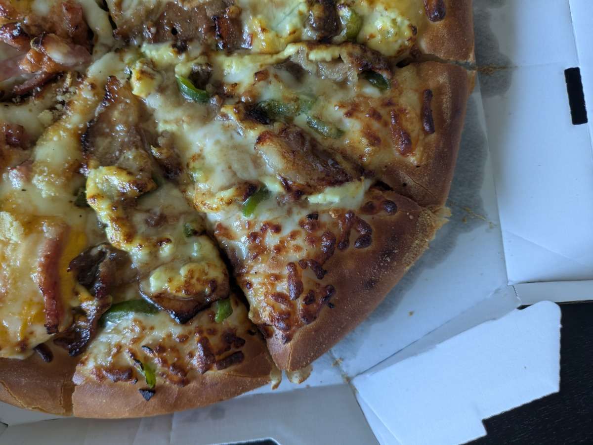 ピザハット「炭火焼黒豚醤油マヨ」上から