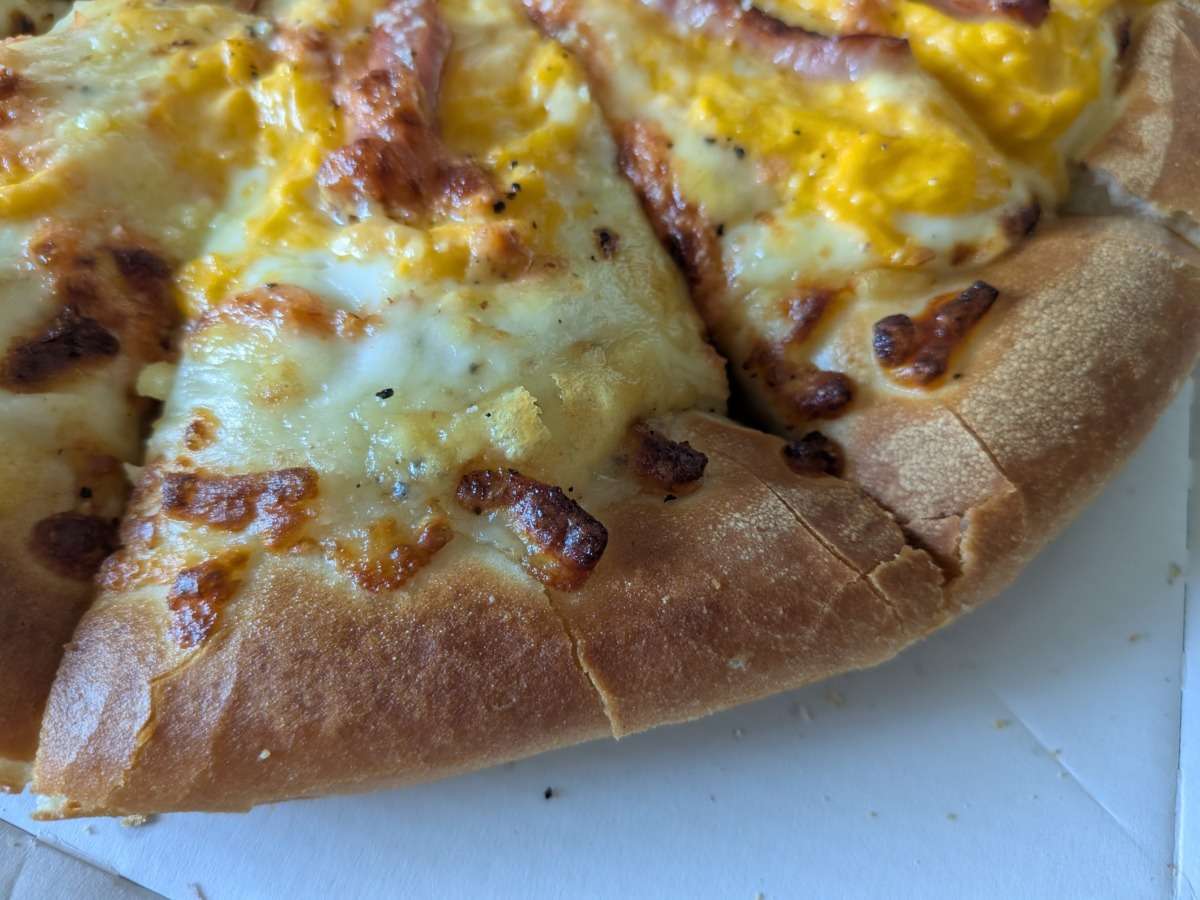 ピザハット「和風明太カルボナーラピザ」のパンピザ生地