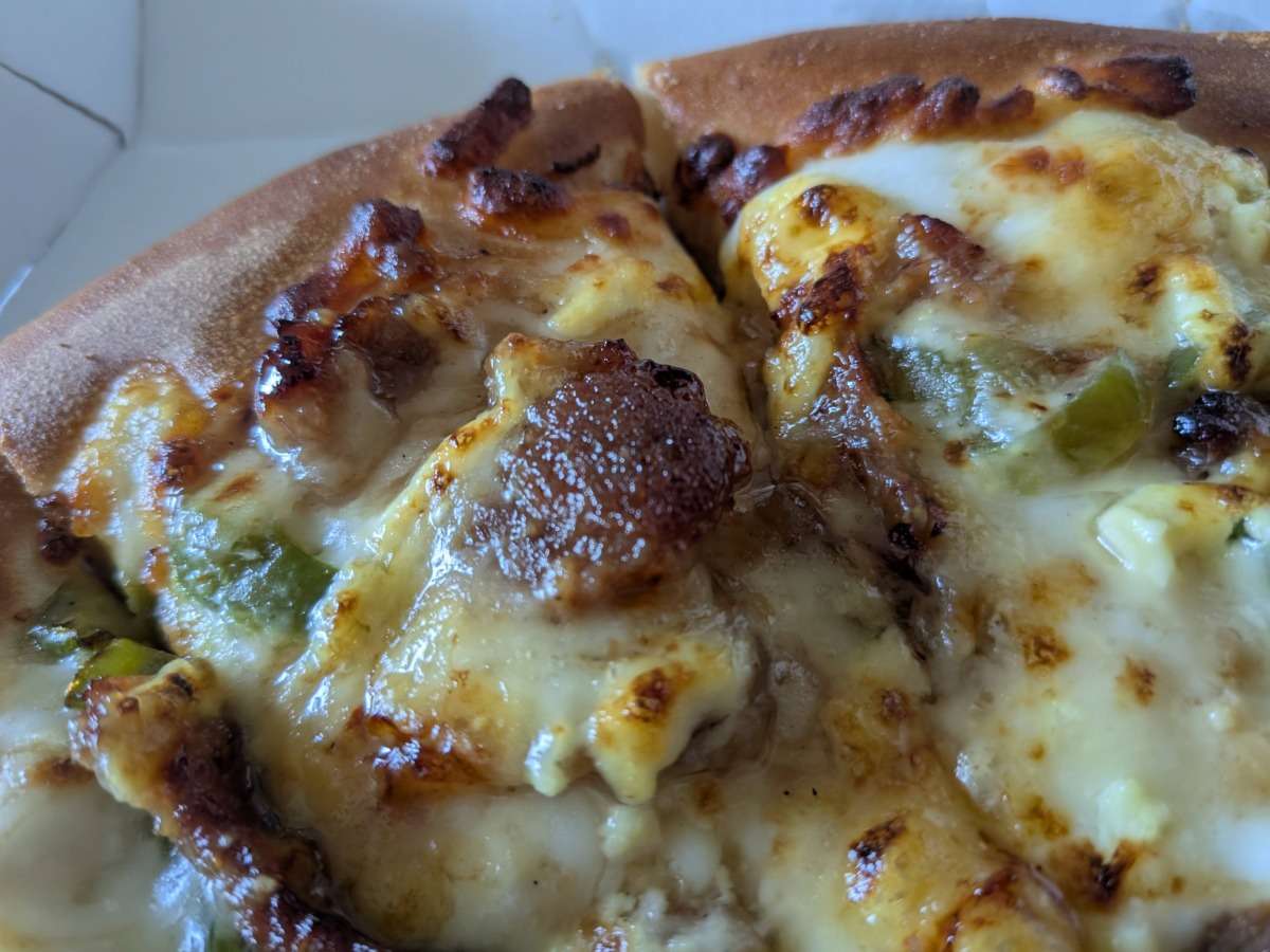 ピザハット「炭火焼黒豚醤油マヨ」の黒豚