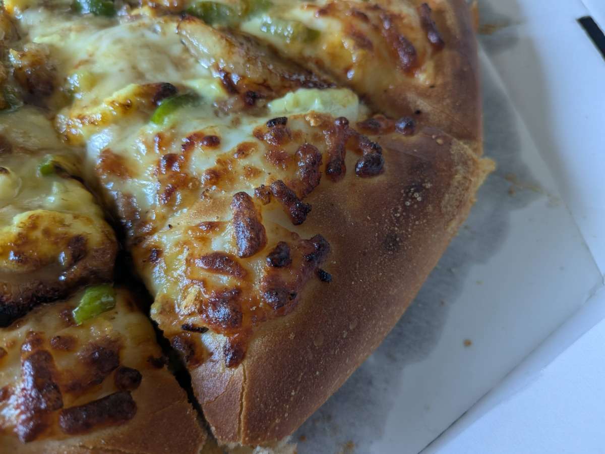 ピザハット「炭火焼黒豚醤油マヨ」のパンピザミミ