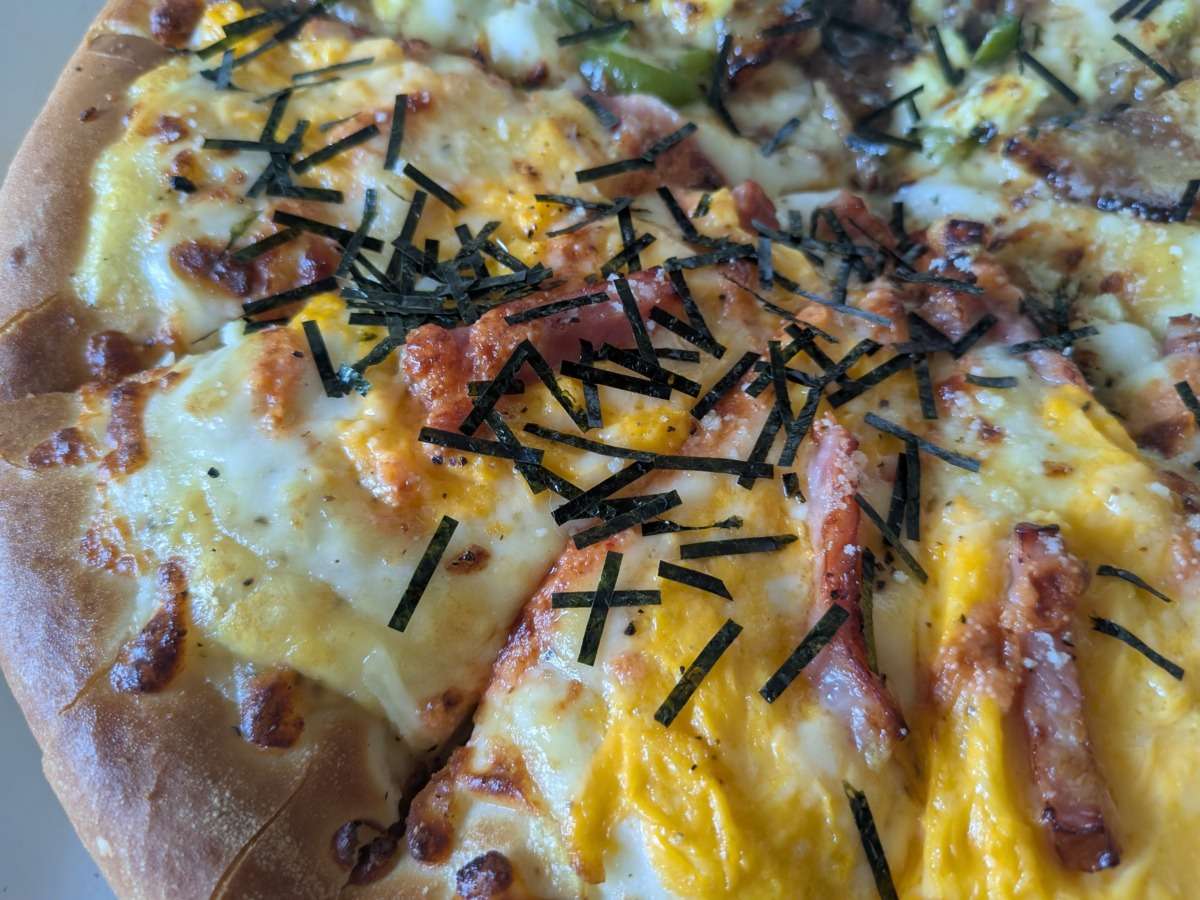 ピザハット「和風明太カルボナーラピザ」にかかった海苔