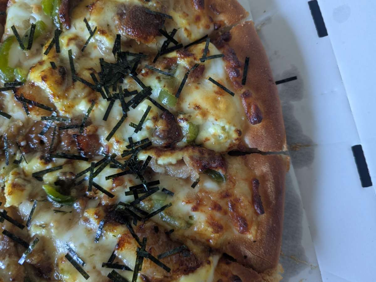ピザハット「炭火焼黒豚醤油マヨ」のトッピング