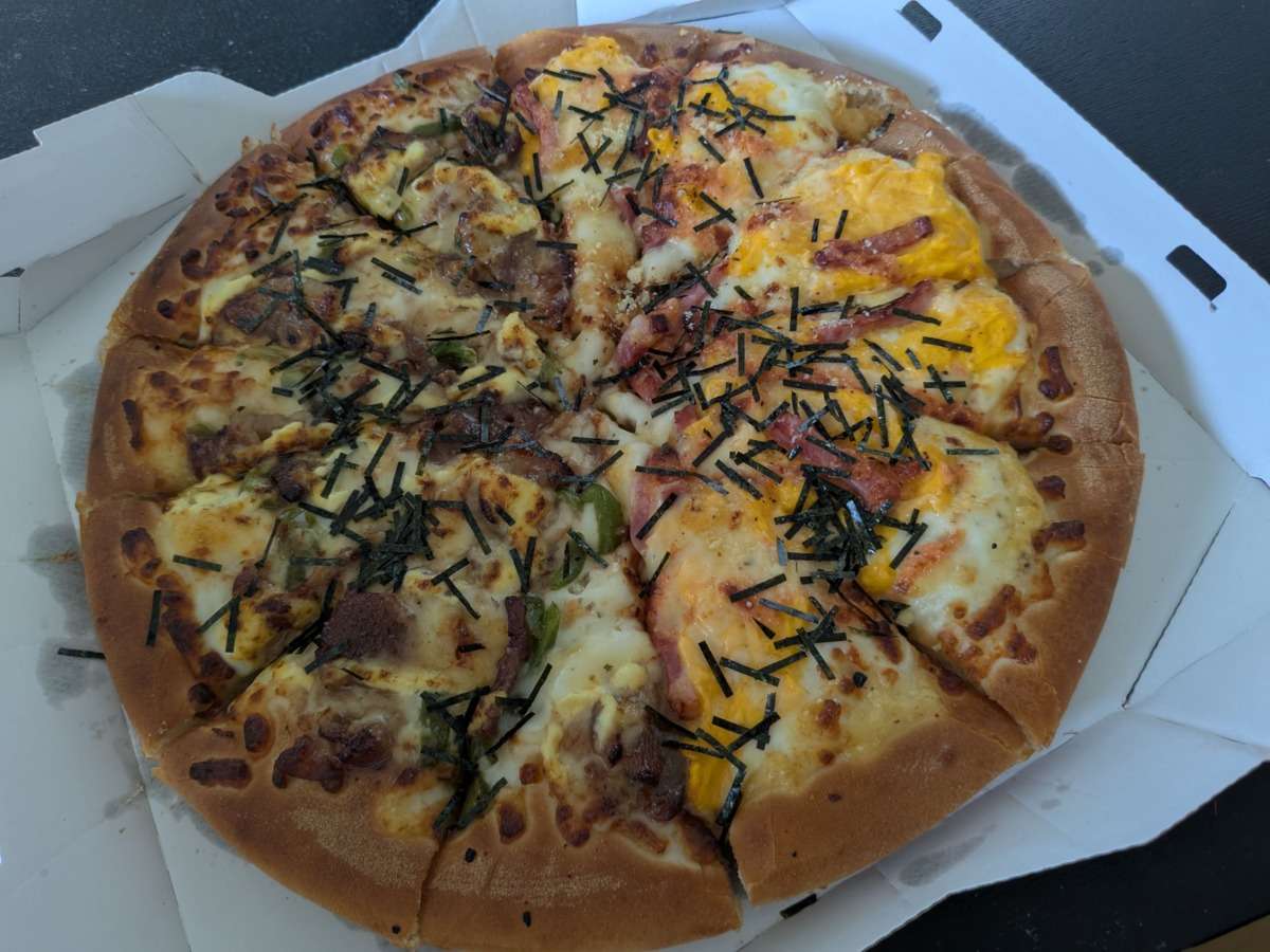 ピザハット「炭火焼黒豚醤油マヨ」海苔をかけたあと