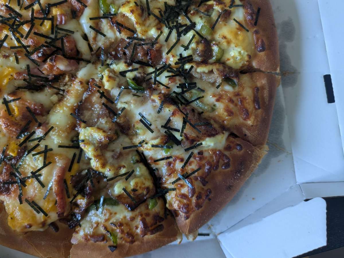 ピザハット「炭火焼黒豚醤油マヨ」