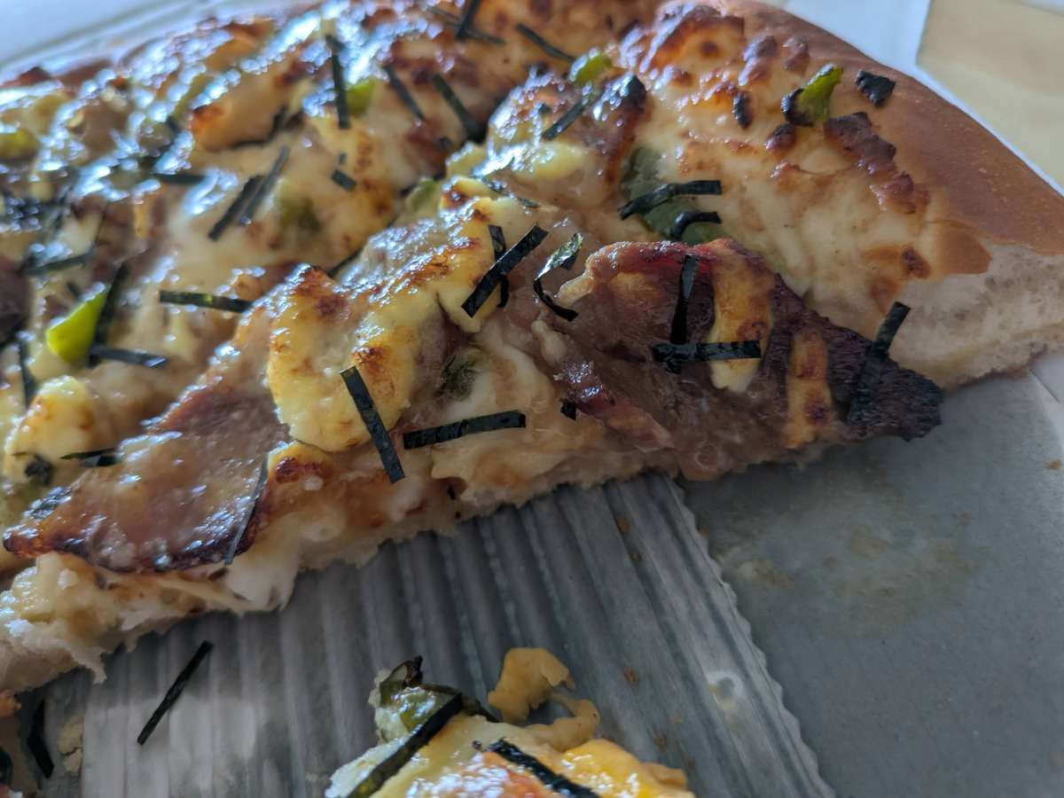 ピザハット「炭火焼黒豚醤油マヨ」横から