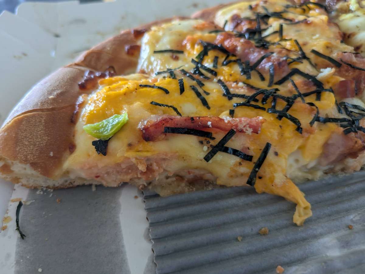 ピザハット「和風明太カルボナーラピザ」を横から