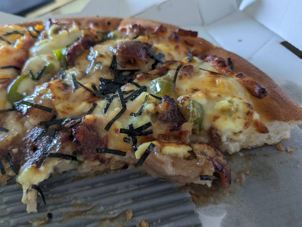 ピザハット「炭火焼黒豚醤油マヨ」のパンピザ生地