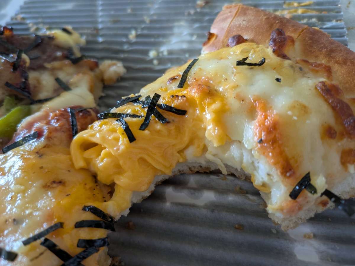 ピザハット「和風明太カルボナーラピザ」の食べかけ