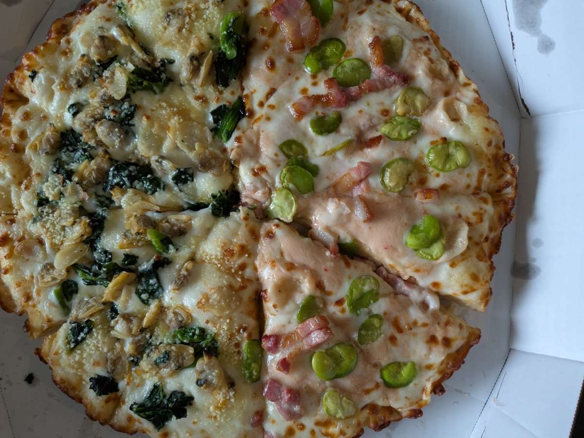 ドミノピザ「あさりと菜の花のホワイトソース」と「パンチェッタとそら豆の桜えびソース」のハーフ＆ハーフ