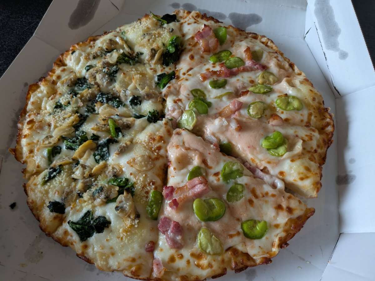 「あさりと菜の花のホワイトソース」と「パンチェッタとそら豆の桜えびソース」のハーフ＆ハーフ