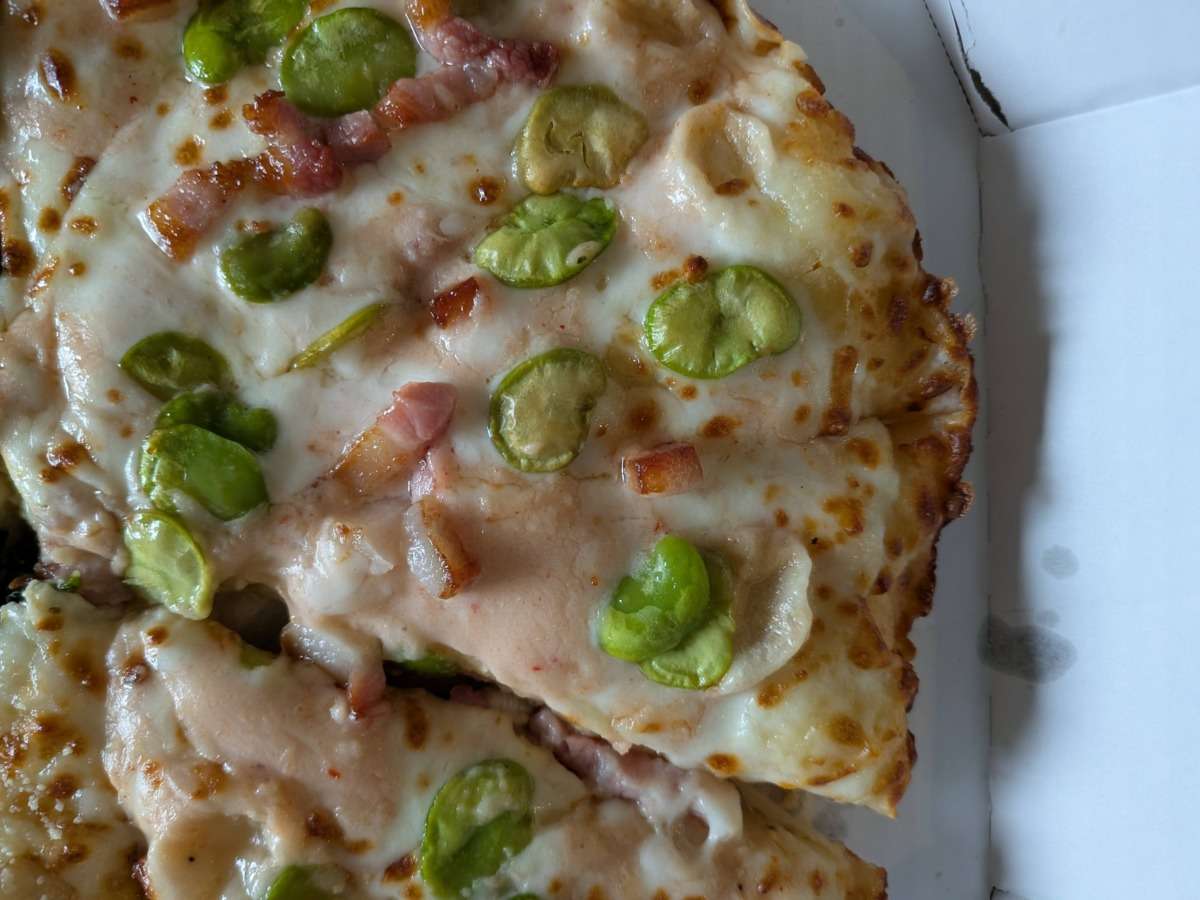 「パンチェッタとそら豆の桜えびソース」のトッピング