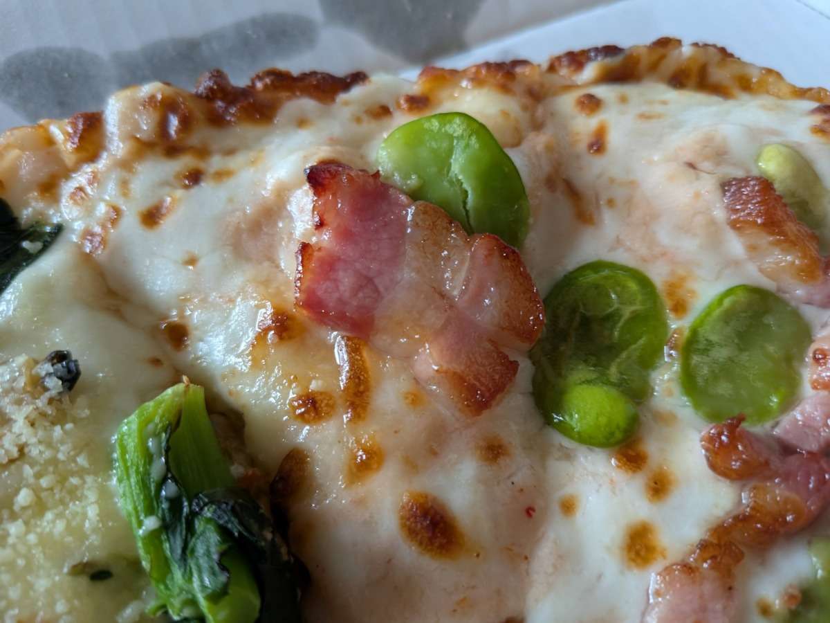 「パンチェッタとそら豆の桜えびソース」の具材