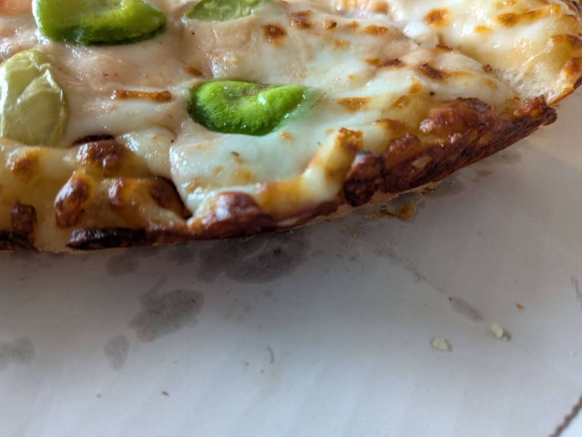 「パンチェッタとそら豆の桜えびソース」のパンピザ生地