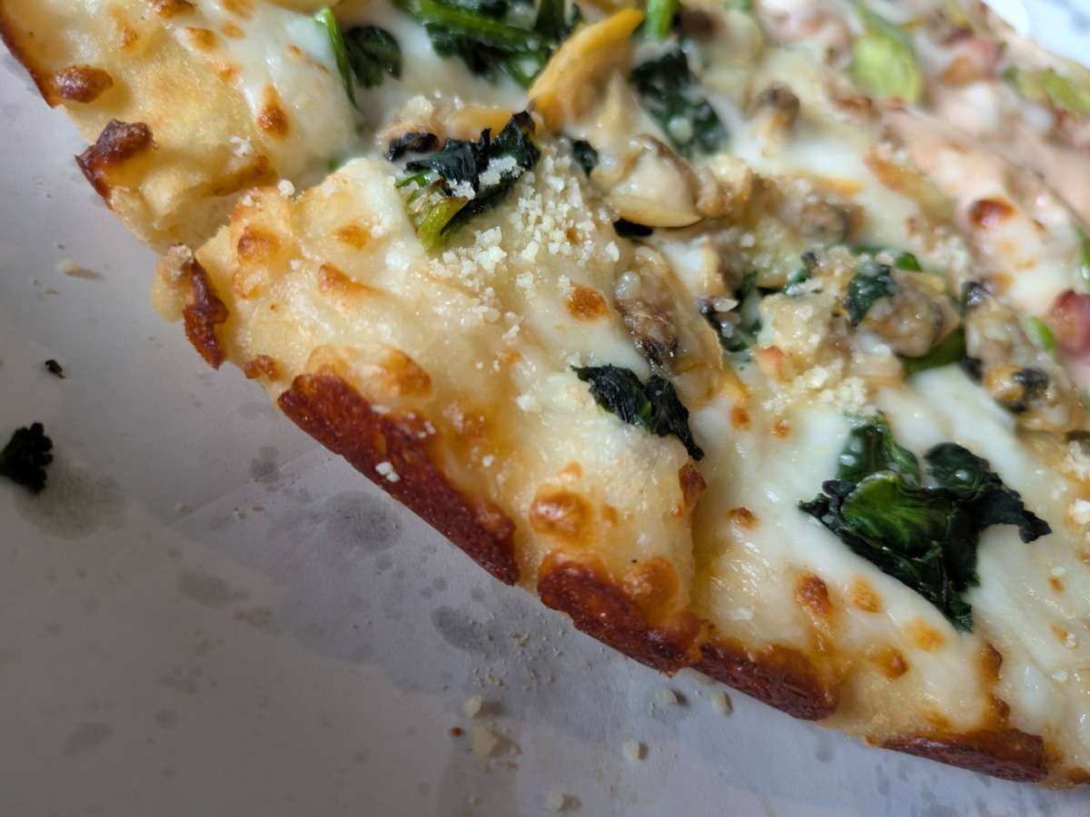 「あさりと菜の花のホワイトソース」のパンピザ生地