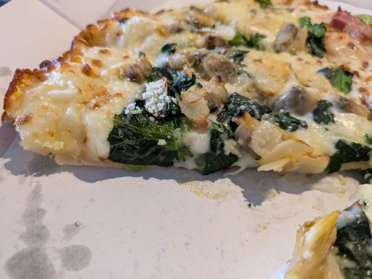 「あさりと菜の花のホワイトソース」横から