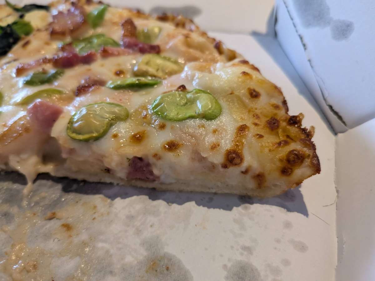 「パンチェッタとそら豆の桜えびソース」横から